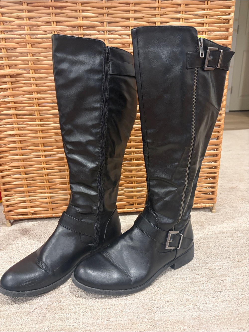 Classic Black Knee-High Riding Boots - Sleek Buckle Detail